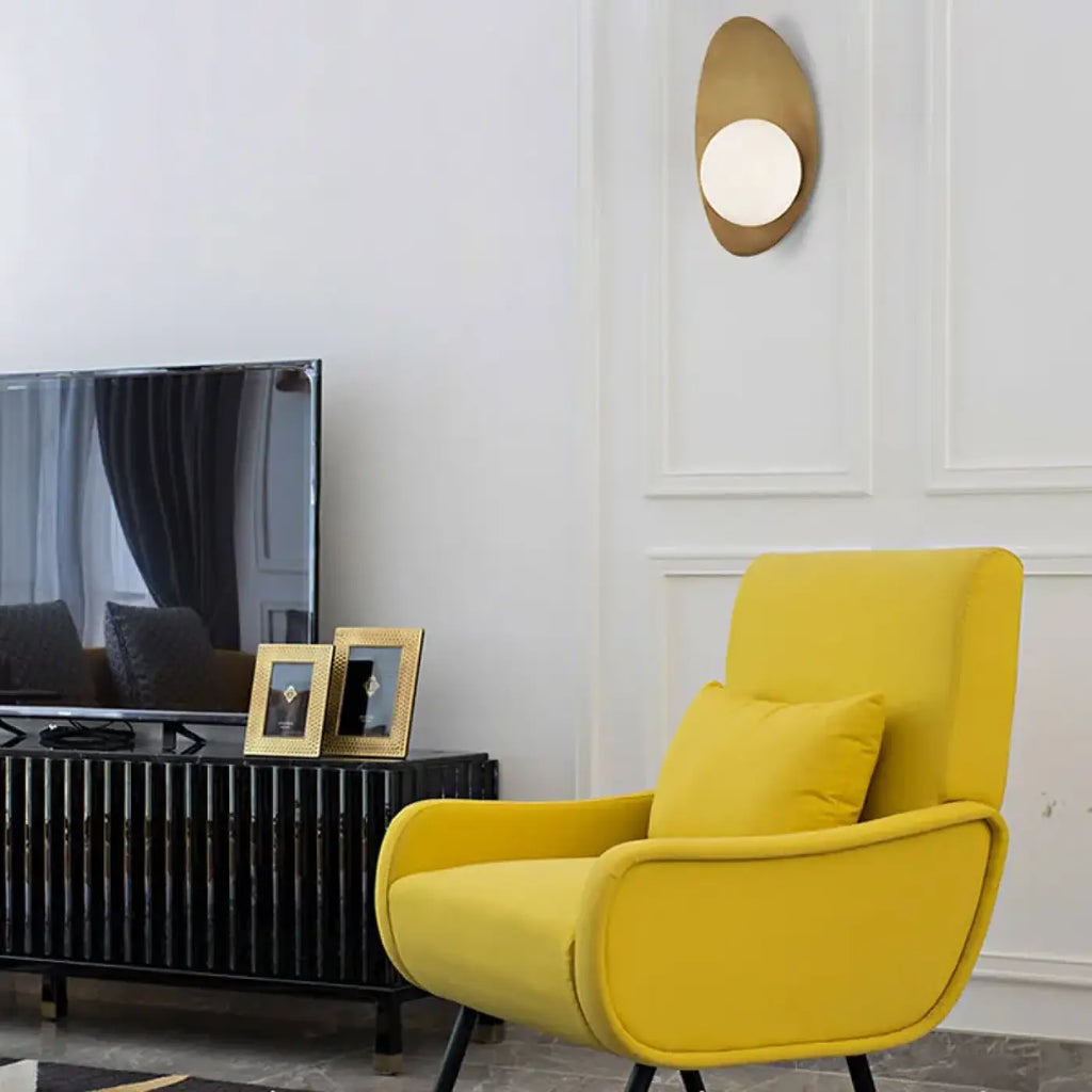 Applique murale ovale dorée avec globe blanc
