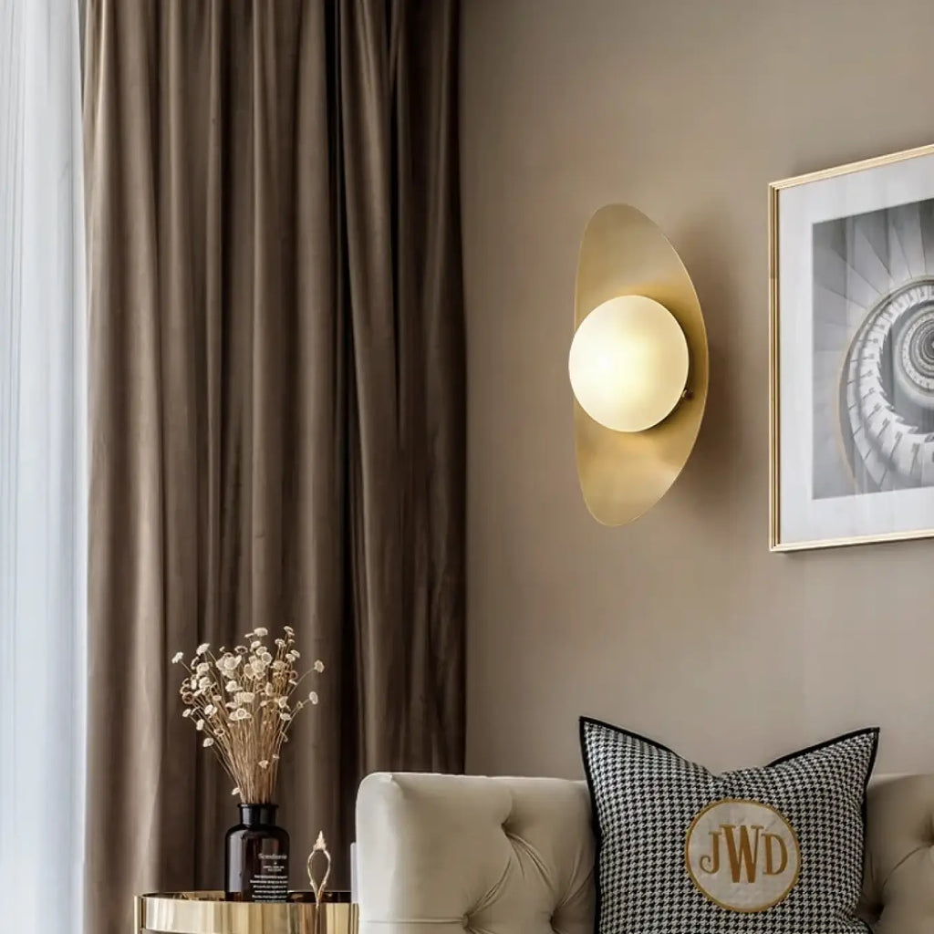Applique murale ovale dorée avec globe blanc