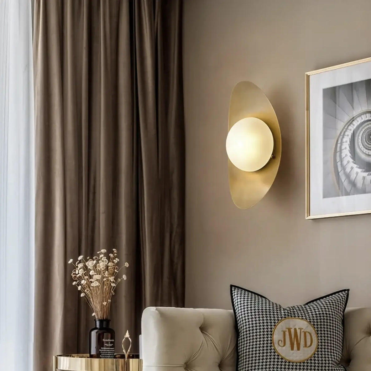 Applique murale ovale dorée avec globe blanc