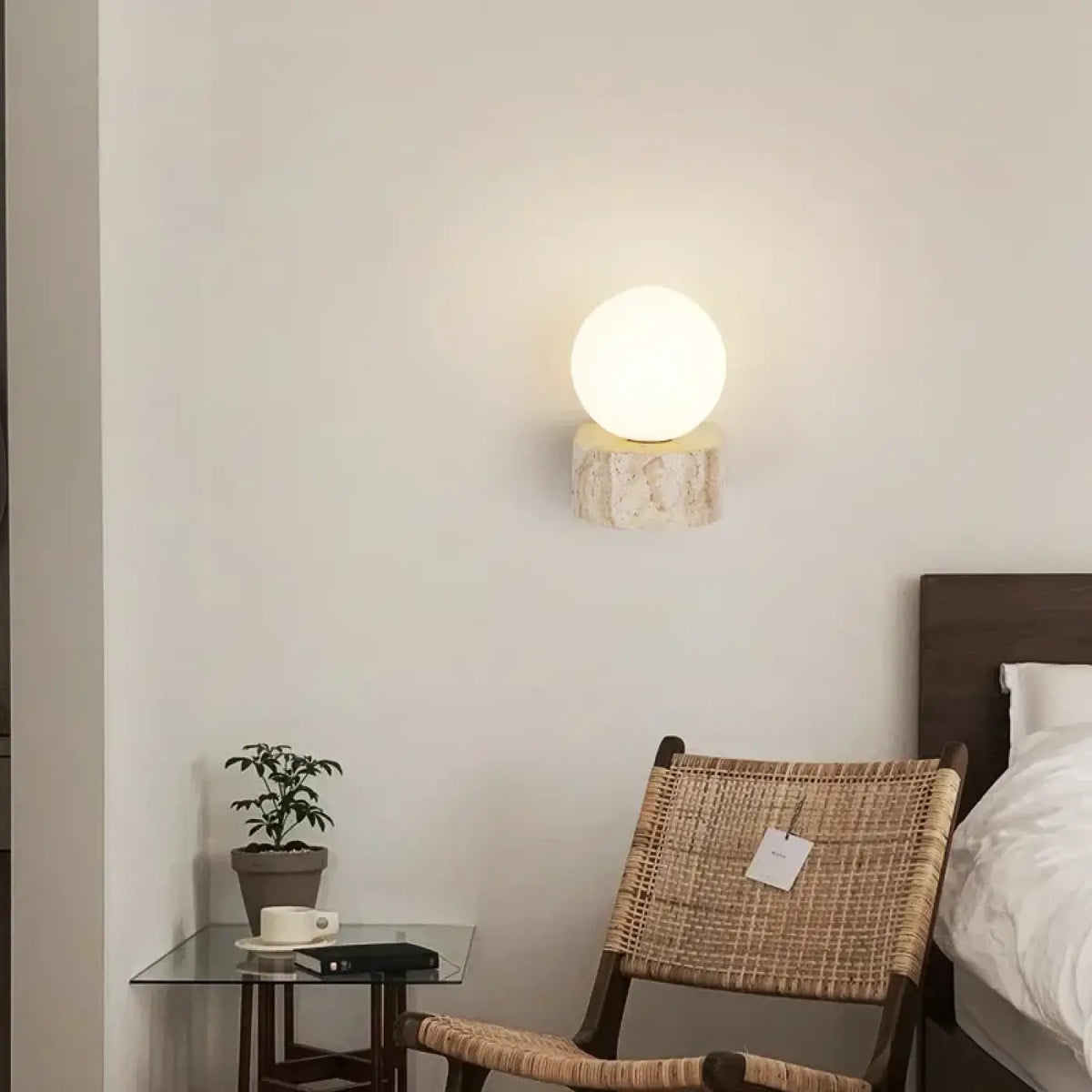 Applique murale pierre blanche naturelle et globe blanc