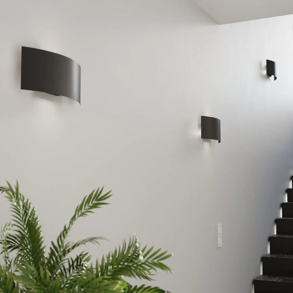 Applique murale plaque en acier cintrée, halo lumineux, 34 cm