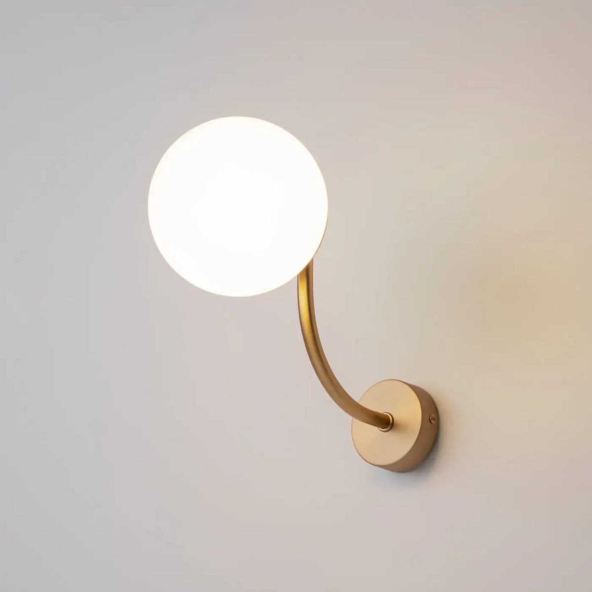 Applique murale à bras doré et globes en verre transparent