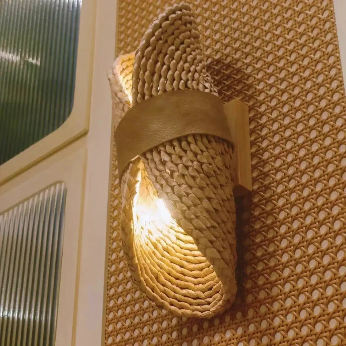 Applique murale en rotin tressé, lumière filtrée