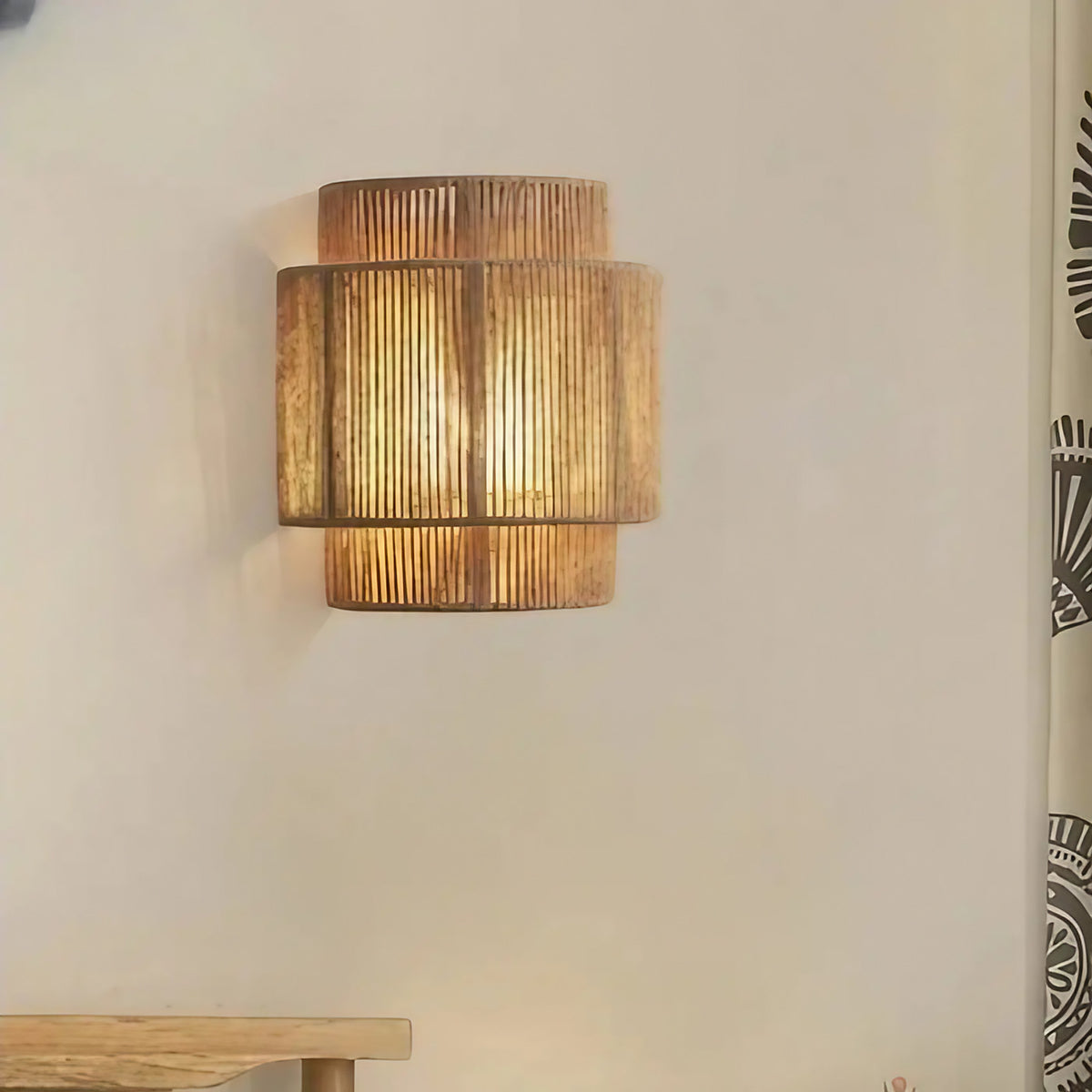 Applique murale en rotin, lumière filtrée et esprit bohème