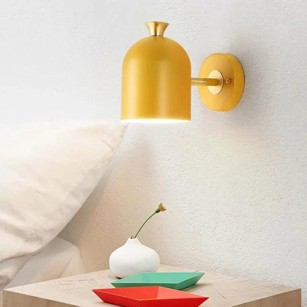 Applique murale scandinave en métal mat et détails dorés