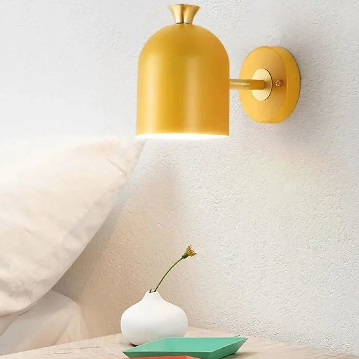 Applique murale scandinave en métal mat et détails dorés