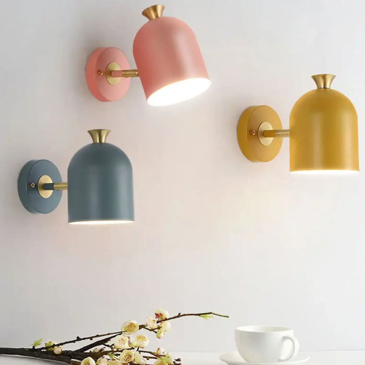 Applique murale scandinave en métal mat et détails dorés