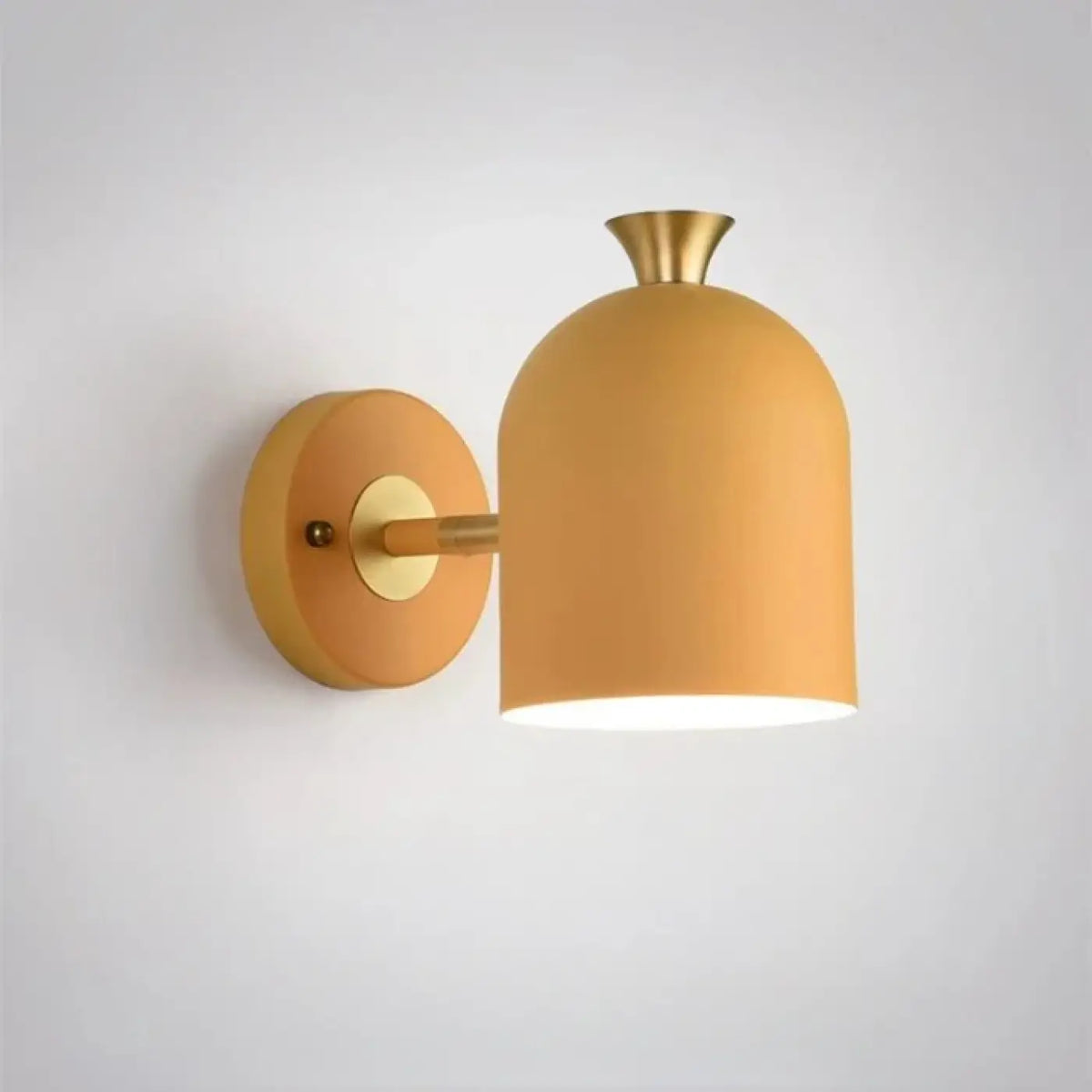 Applique murale scandinave en métal mat et détails dorés, jaune