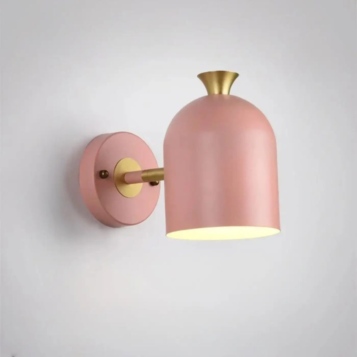 Applique murale scandinave en métal mat et détails dorés, rose