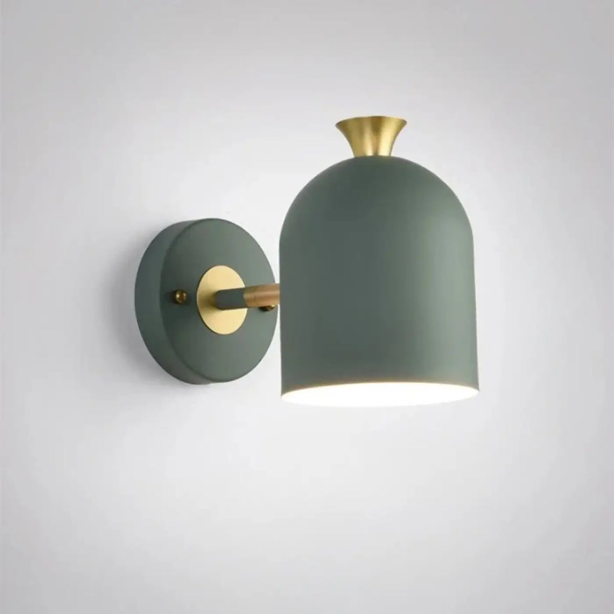 Applique murale scandinave en métal mat et détails dorés, vert