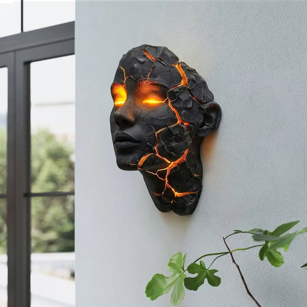 Applique murale sculpture de visage fissuré, teinte ambrée