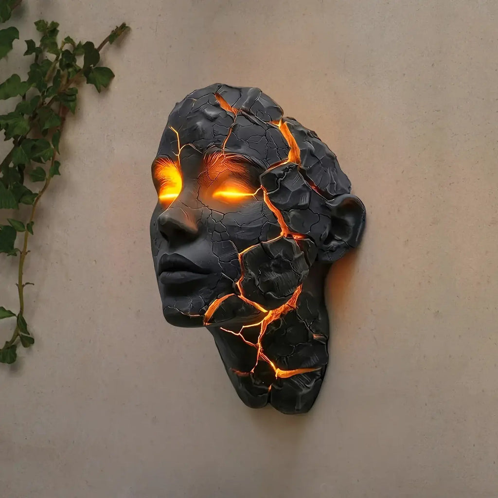 Applique murale sculpture de visage fissuré, teinte ambrée