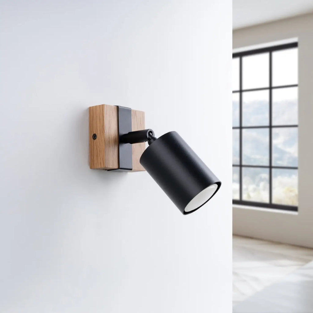 Applique murale spot orientable noir sur platine en bois naturel
