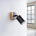 Applique murale spot orientable noir sur platine en bois naturel