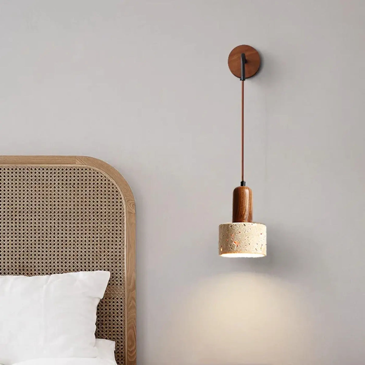 Applique murale à sphère suspendue au-dessus du lit