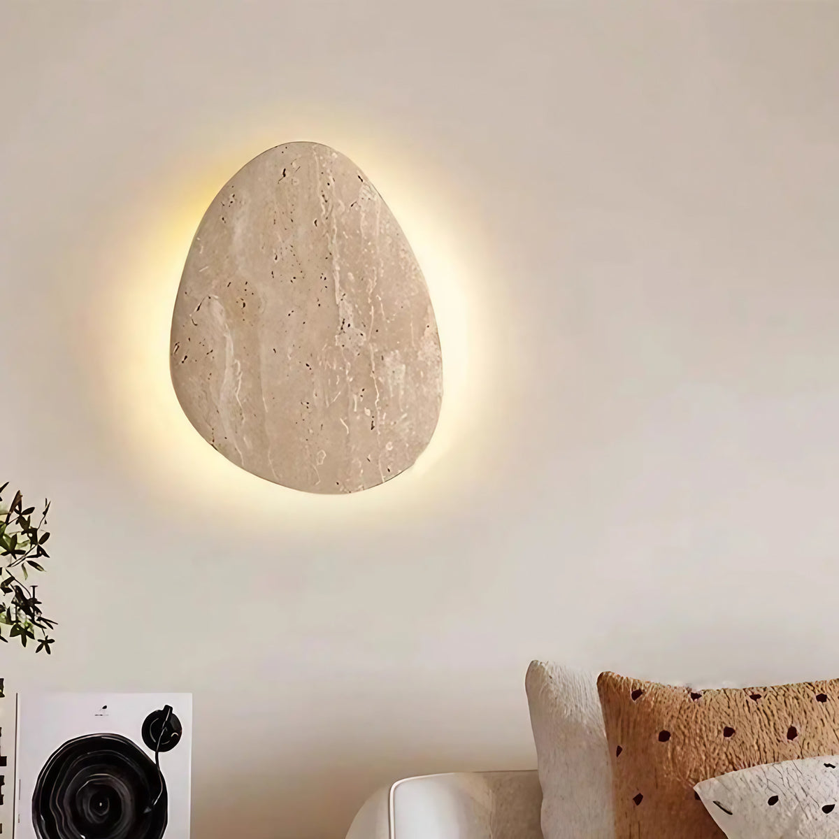 Applique murale LED en travertin beige, forme organique