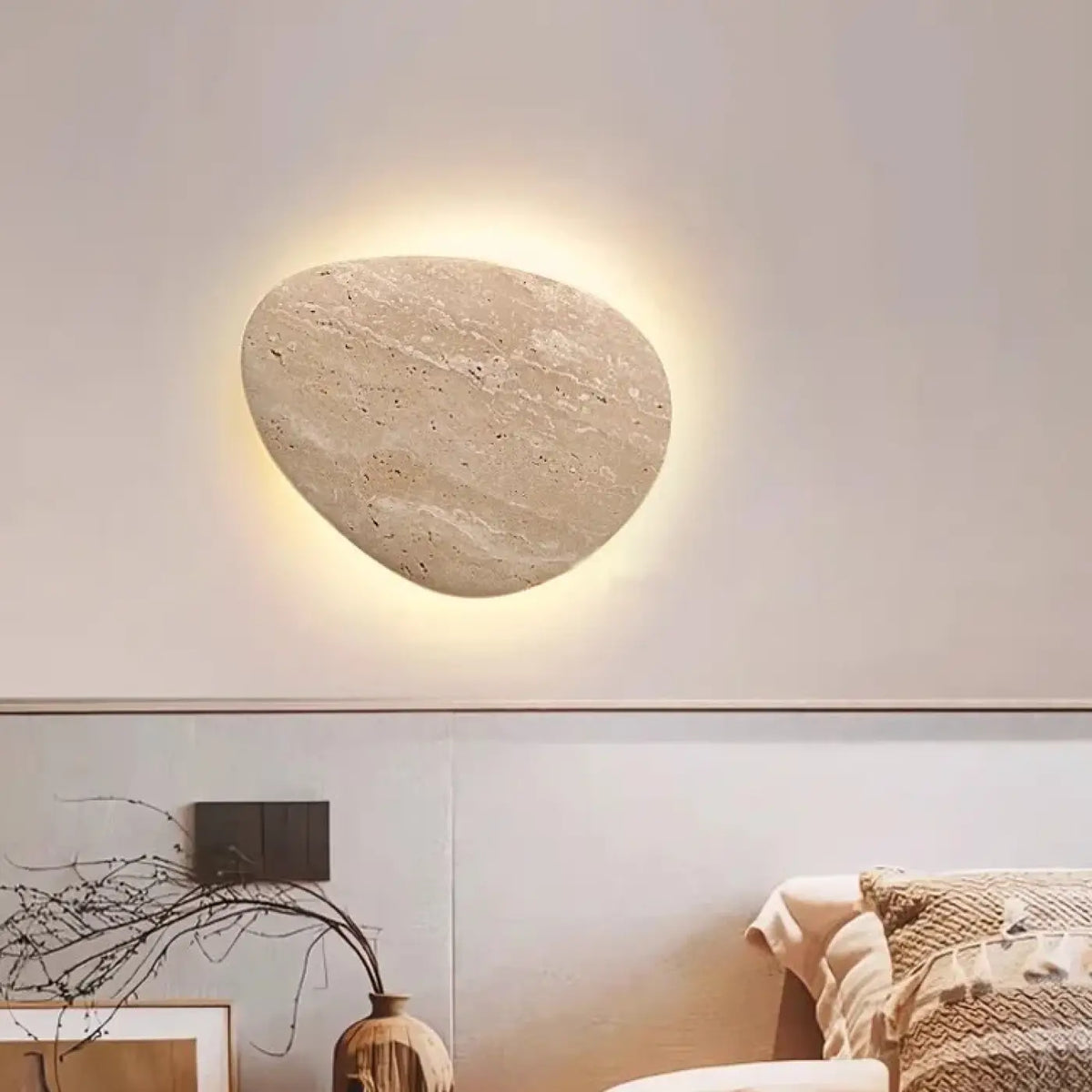 Applique murale LED en travertin beige, forme organique