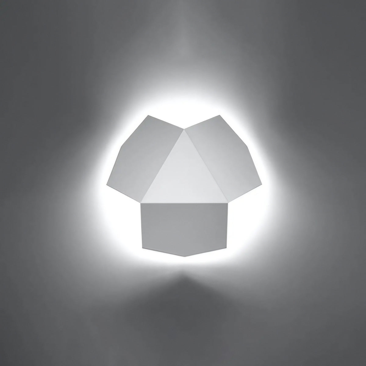 Applique murale origami à trois volumes d'acier, lumière indirecte