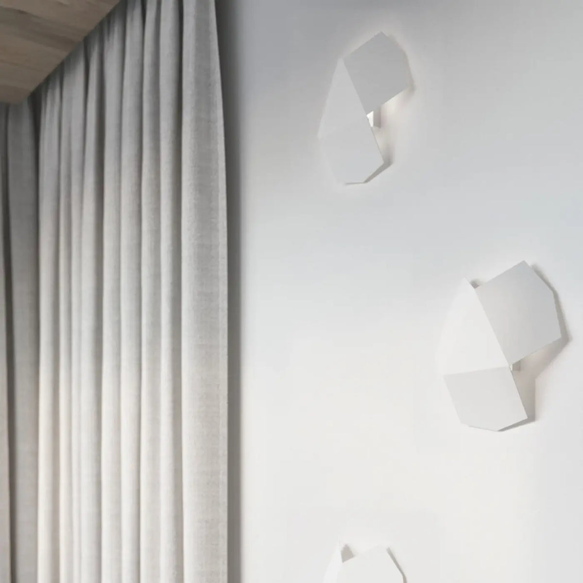 Applique murale origami à trois volumes d'acier, lumière indirecte