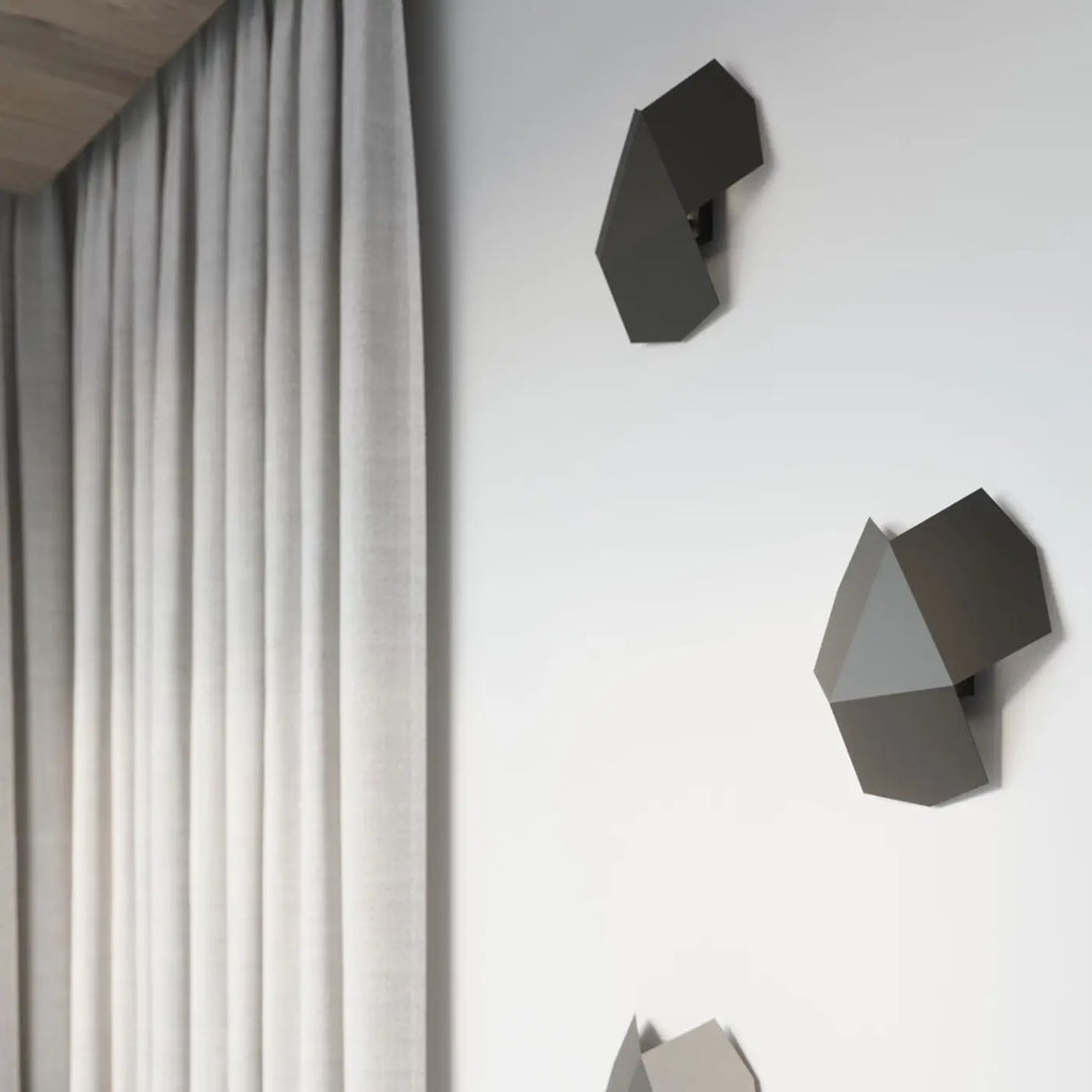 Applique murale origami à trois volumes d'acier, lumière indirecte