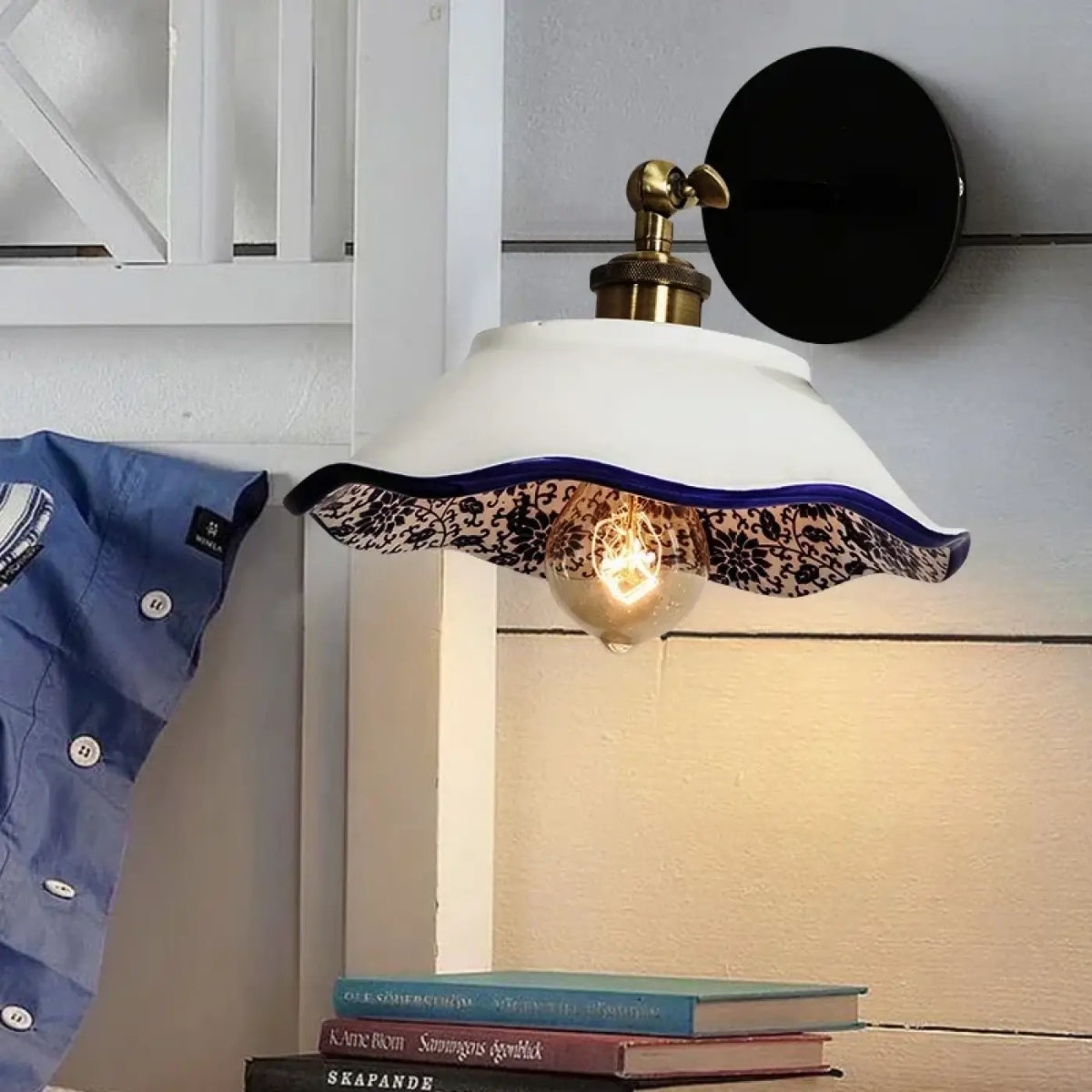 Applique murale vintage en céramique blanche à motif bleu