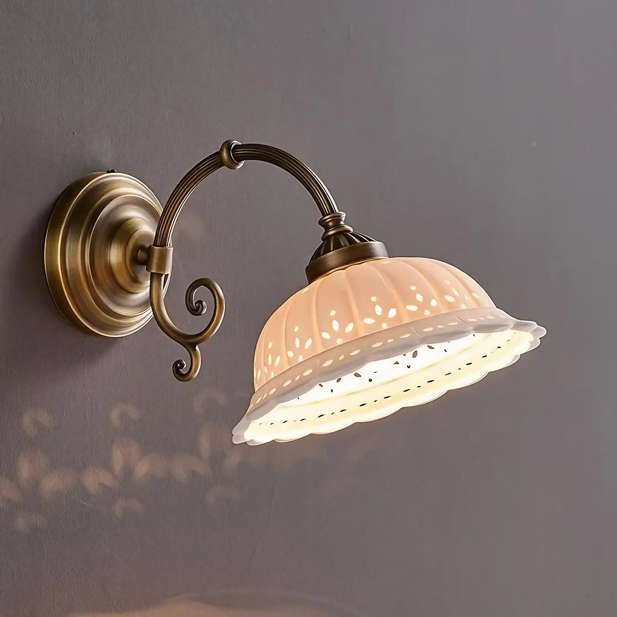 Applique murale vintage, verre crème et métal bronze