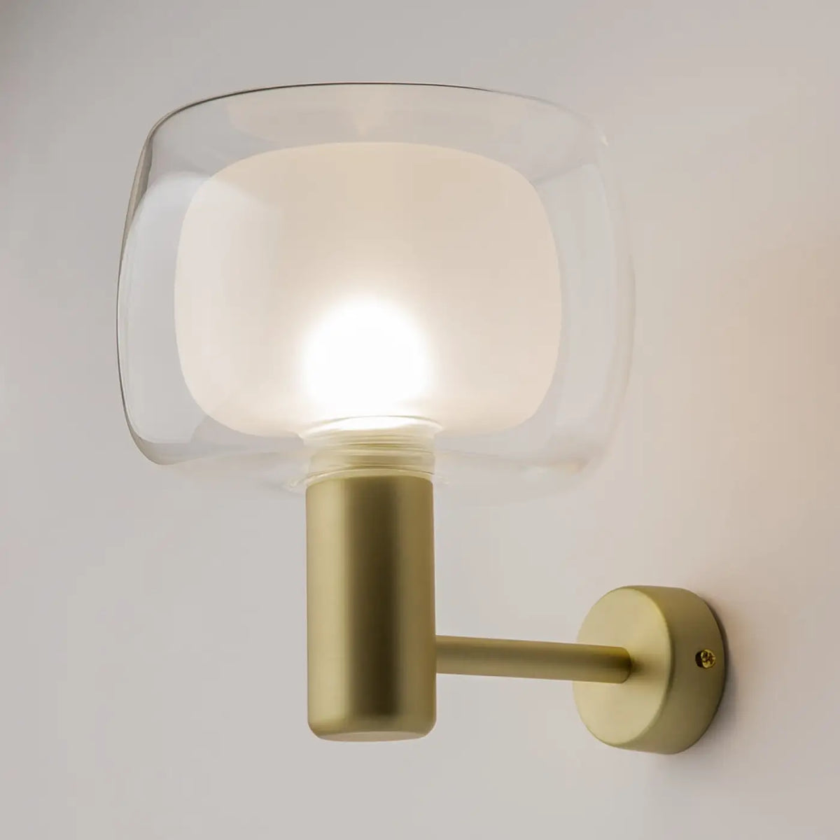 Applique murale à deux globes en verre sur branche dorée