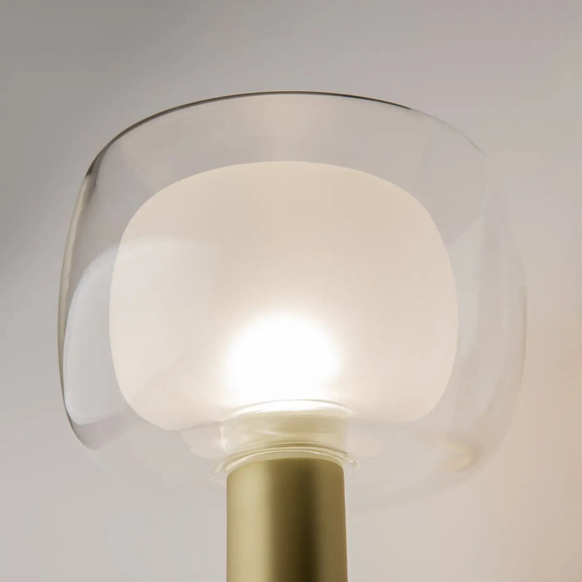 Applique murale à deux globes en verre sur branche dorée