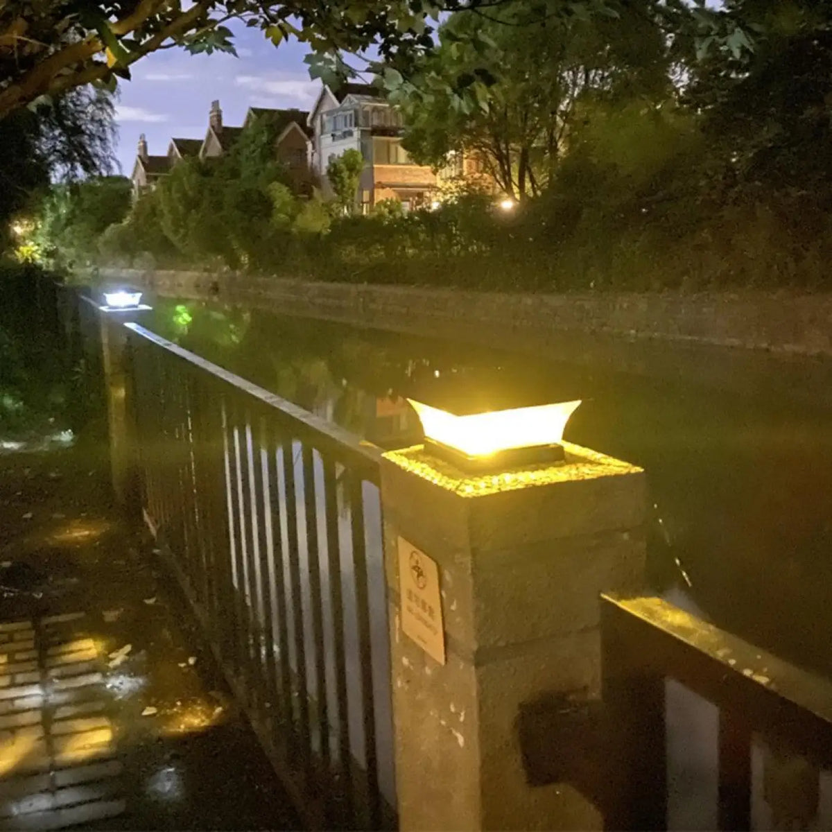 Borne lumineuse extérieure solaire noire pour allée