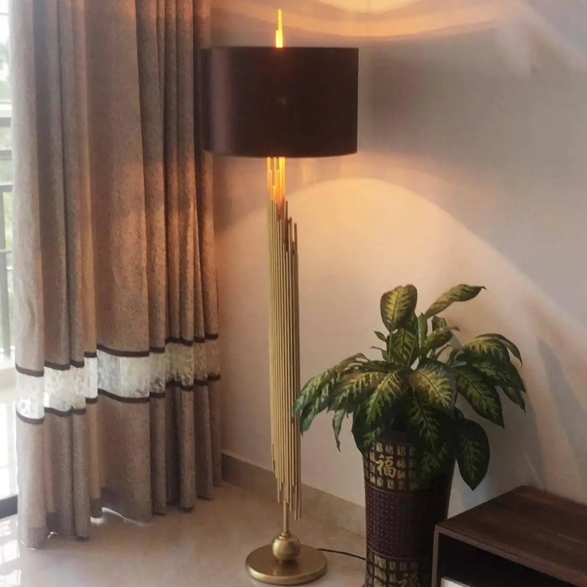 Grand lampadaire pour salon, lampe sur pied de belle hauteur