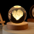 Veilleuse boule de cristal à motif gravé, socle en bois
