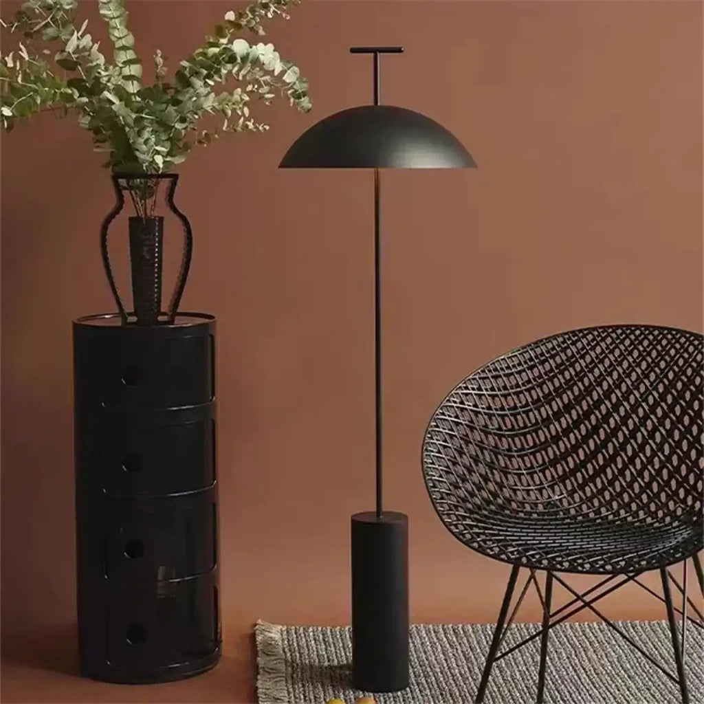 Lampadaire à large abat-jour dôme, rouge ou noir
