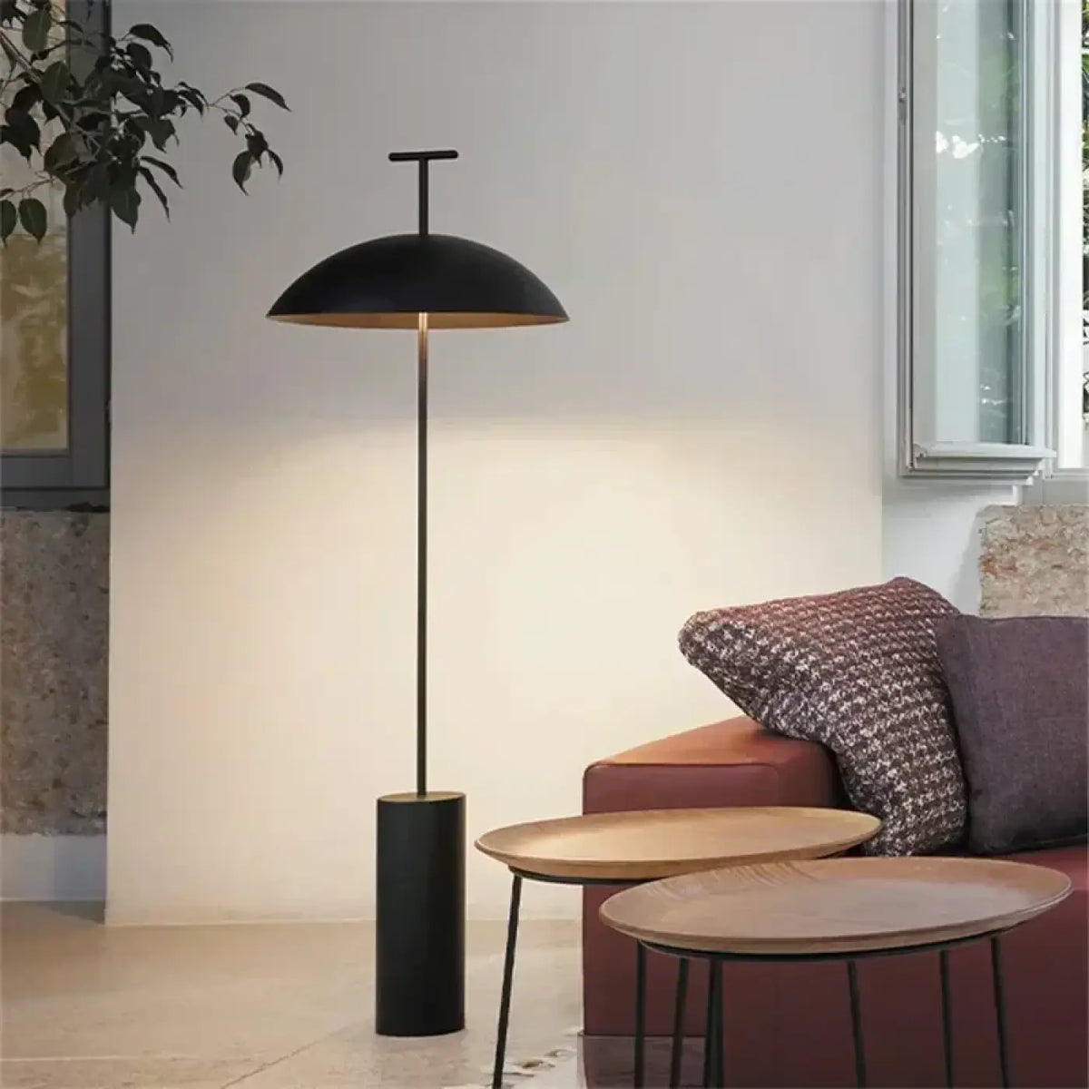 Lampadaire à large abat-jour dôme, rouge ou noir