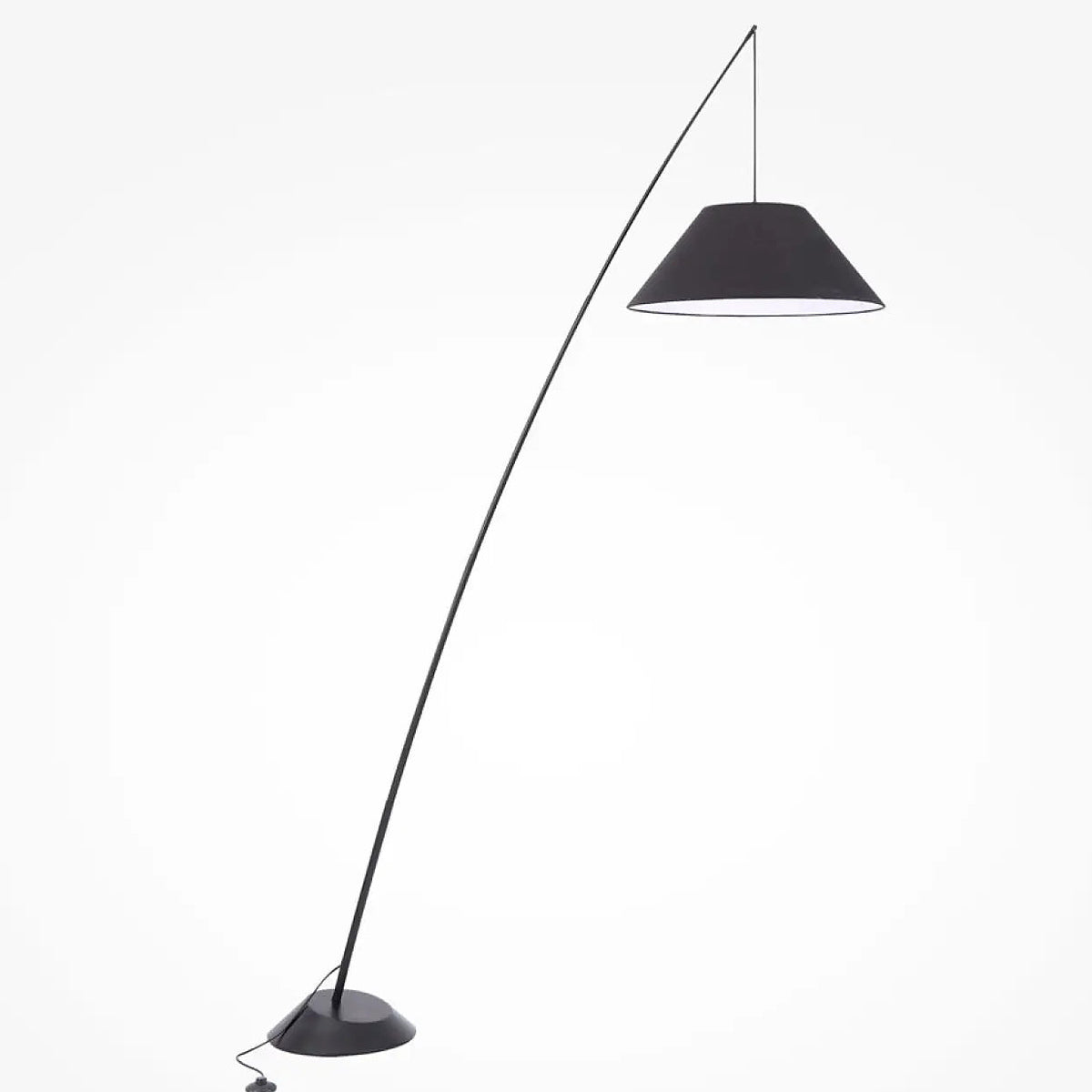 Lampadaire arc à socle en béton et abat-jour en tissu noir