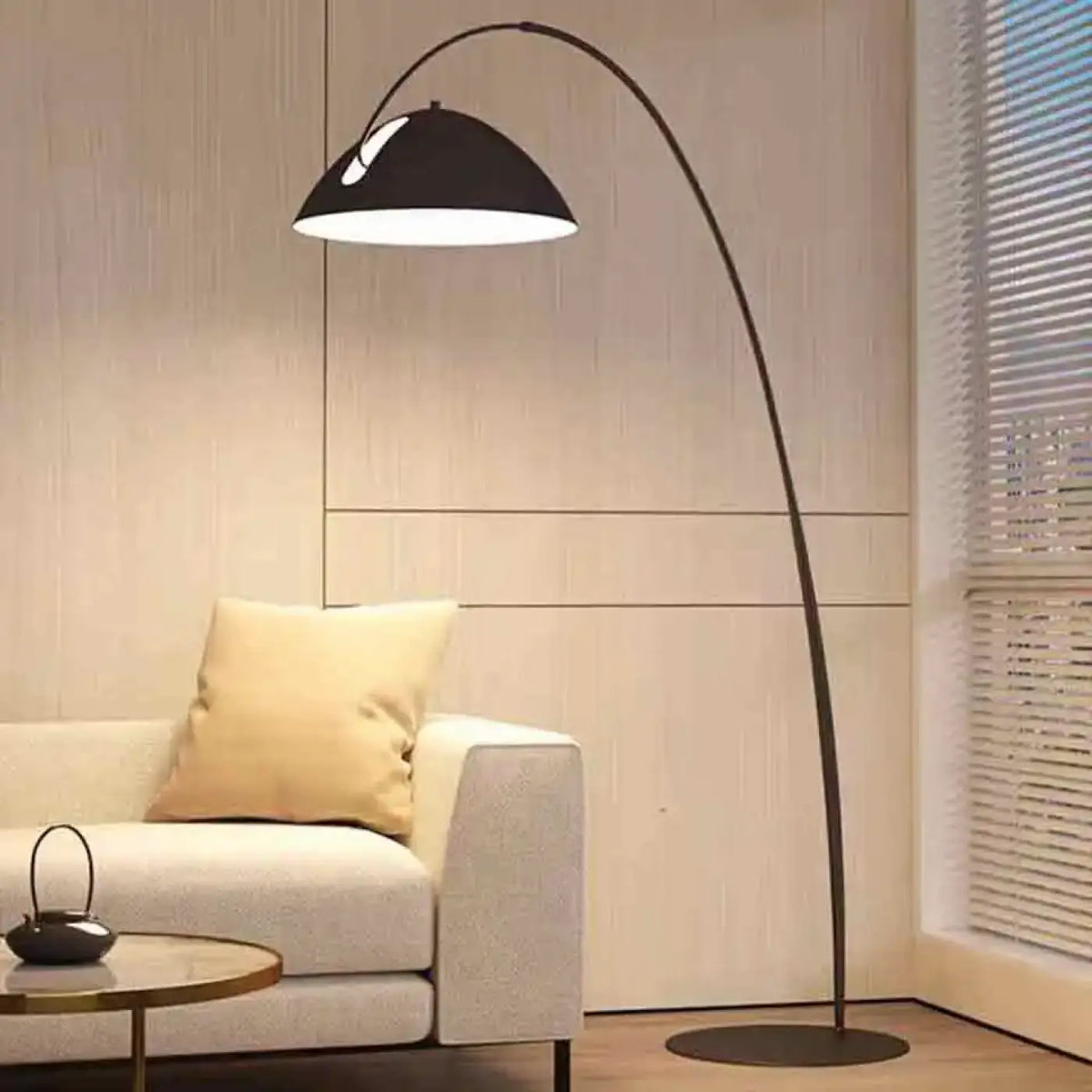 Lampadaire arc noir à large abat-jour, au-dessus du canapé