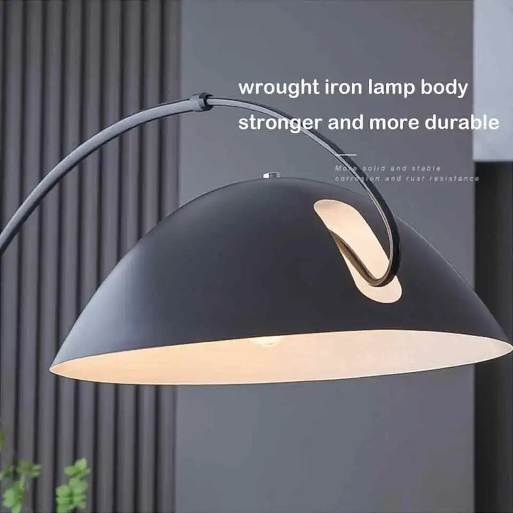 Lampadaire arc noir à large abat-jour, au-dessus du canapé
