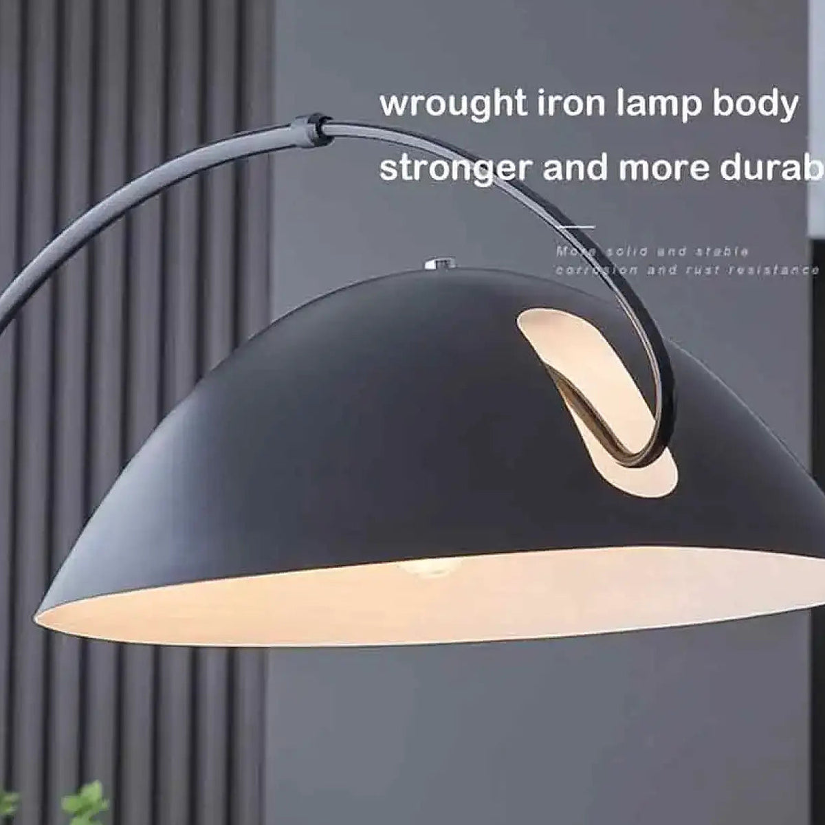 Lampadaire arc noir à large abat-jour, au-dessus du canapé