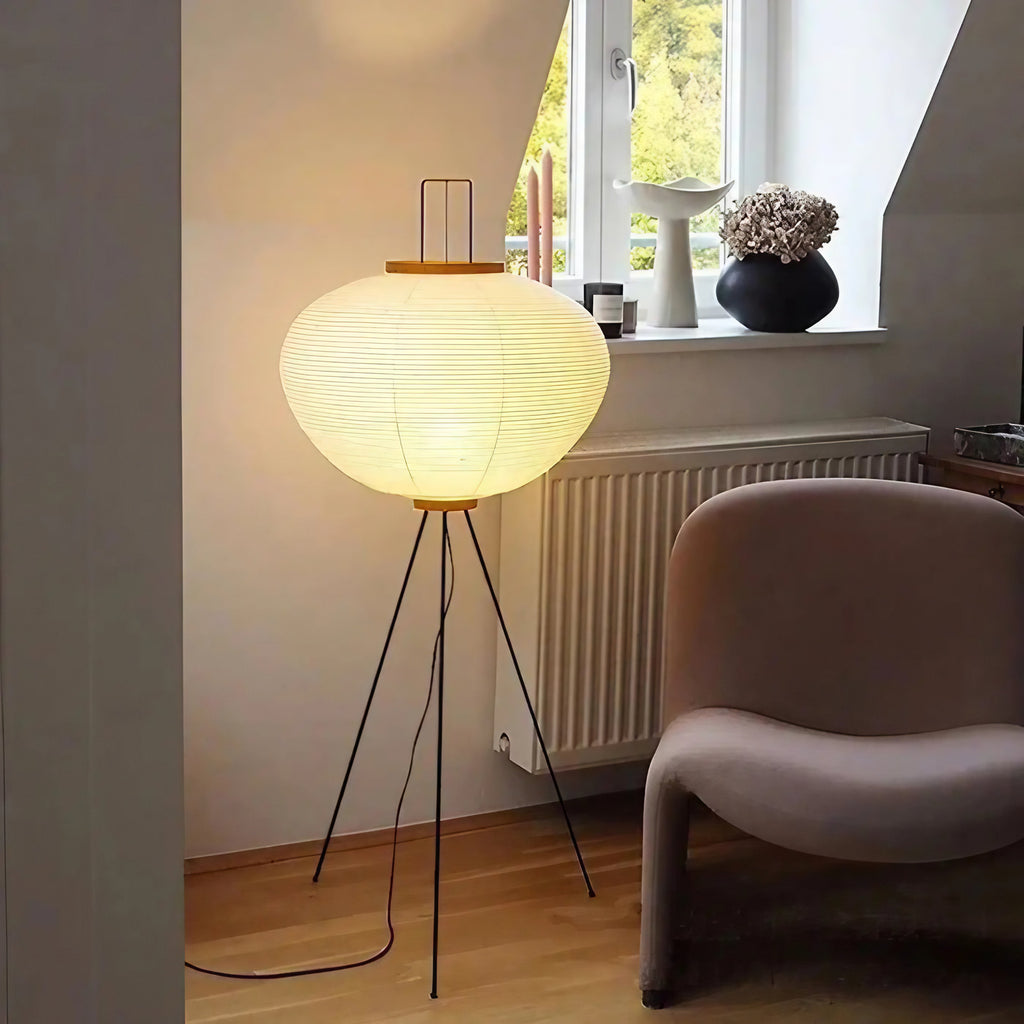 Lampadaire trépied en métal avec abat-jour en papier