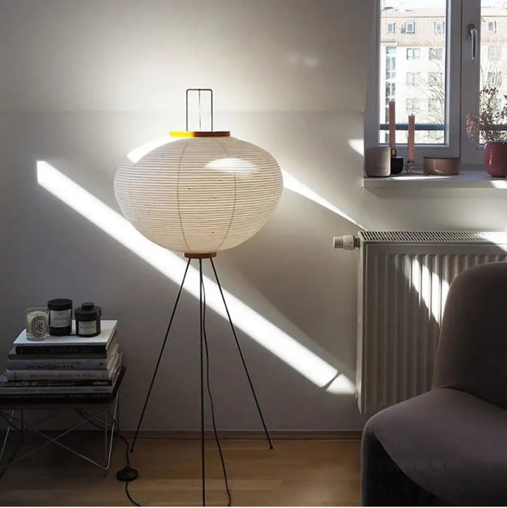 Lampadaire trépied en métal avec abat-jour en papier