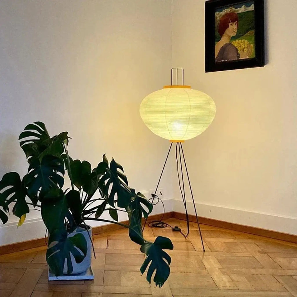Lampadaire trépied en métal avec abat-jour en papier