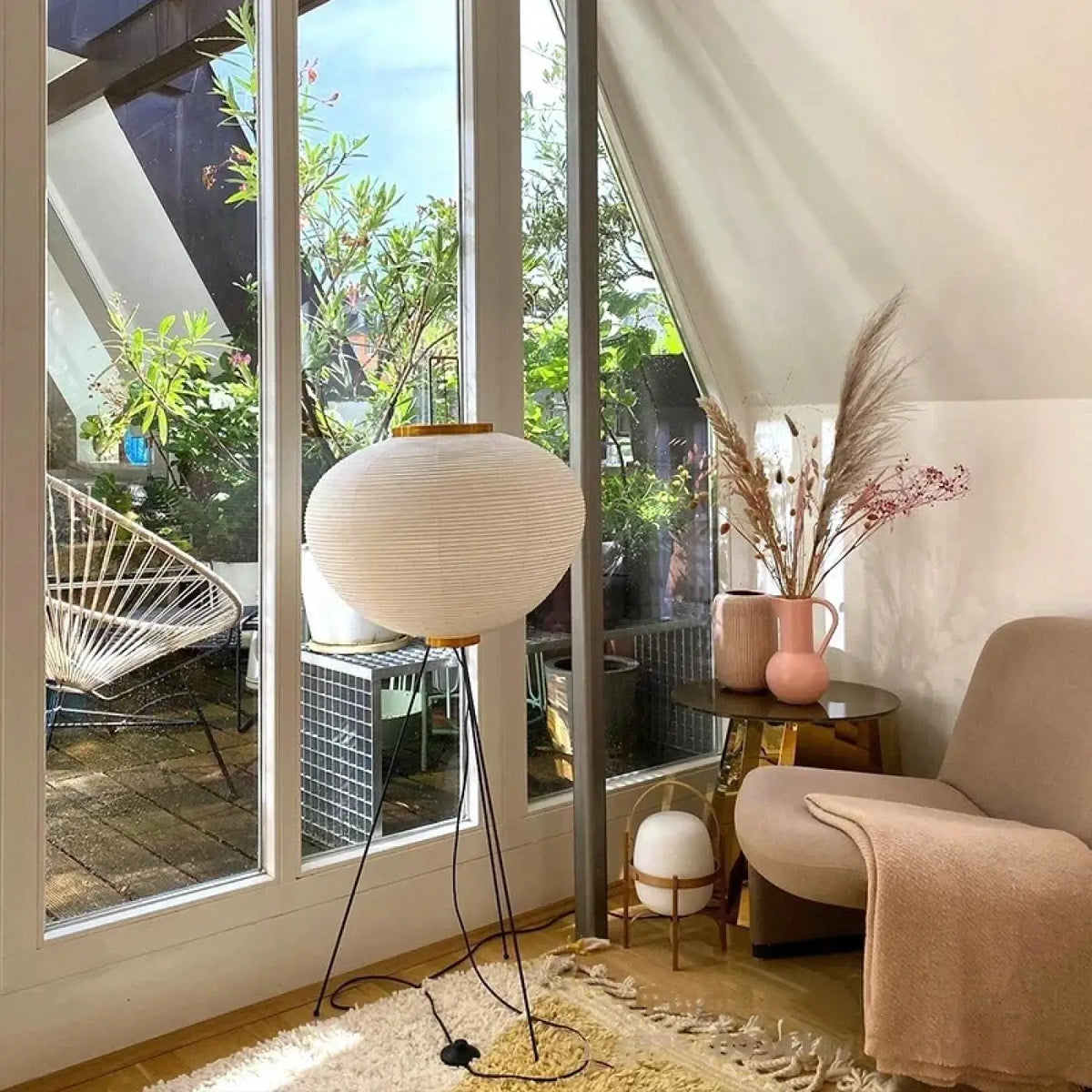 Lampadaire trépied en métal avec abat-jour en papier