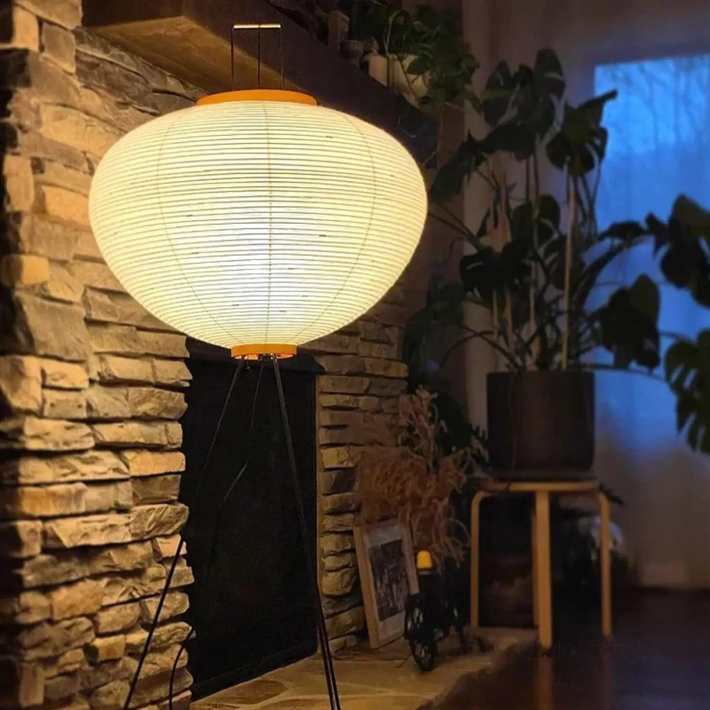 Lampadaire trépied en métal avec abat-jour en papier