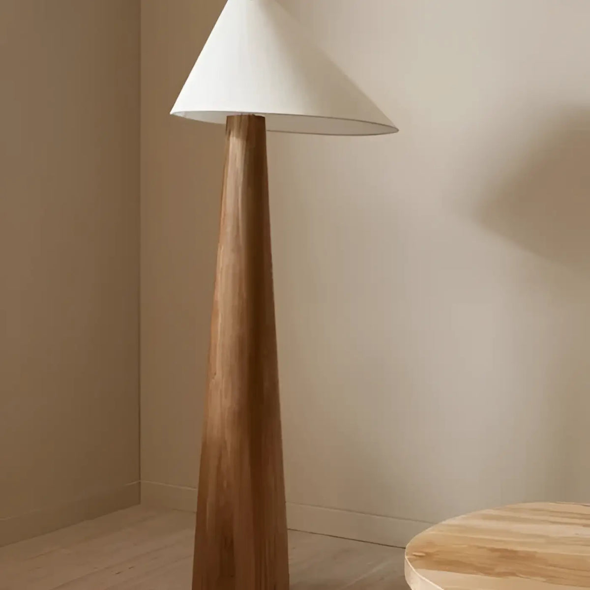 Lampadaire en bois à abat-jour asymétrique en lin