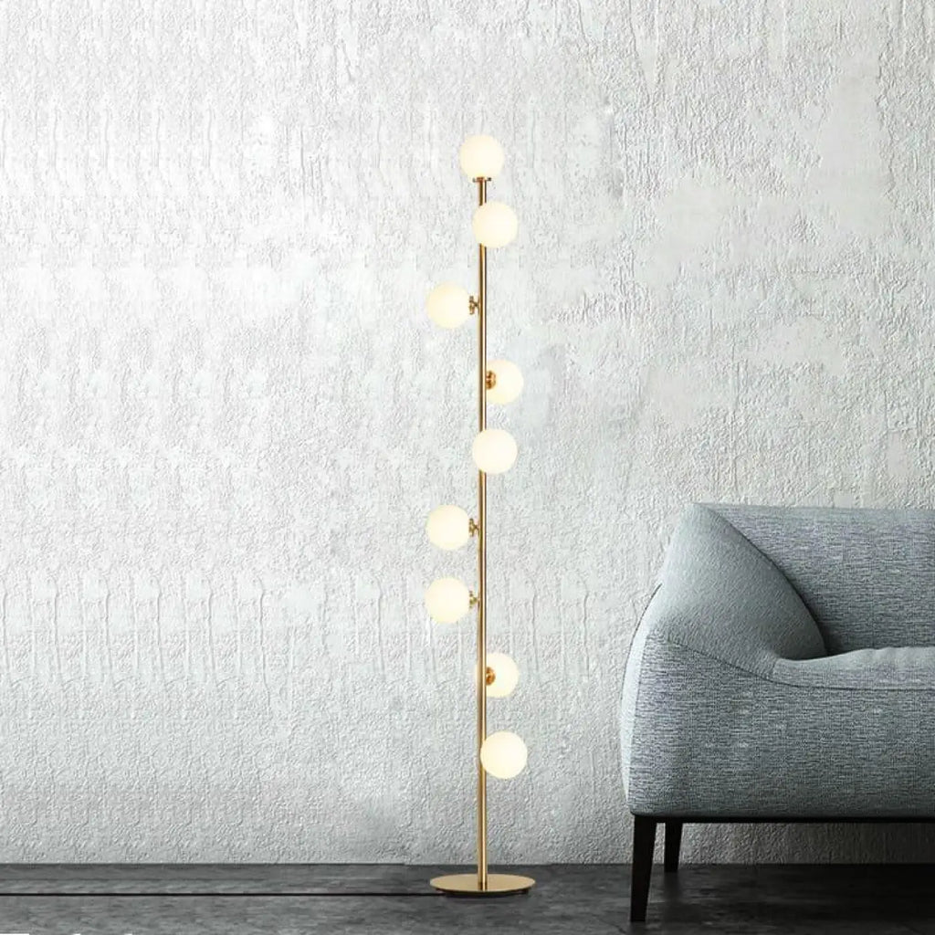 Lampadaire boule blanche sur pied élancé