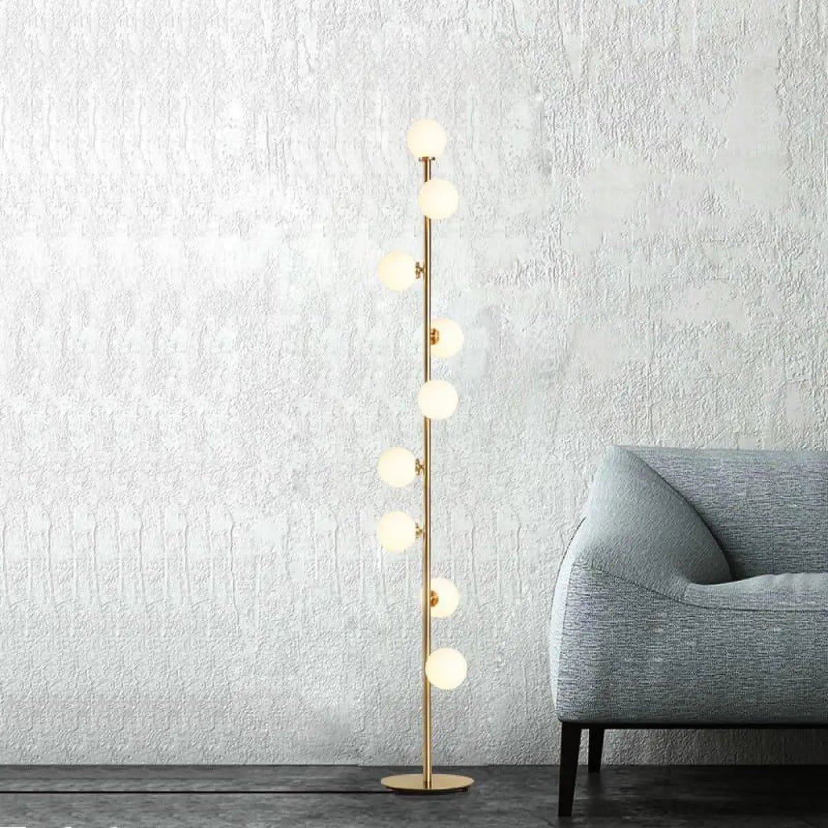 Lampadaire boule blanche sur pied élancé