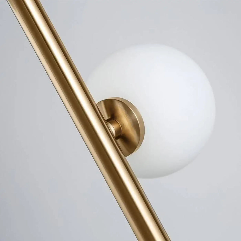 Lampadaire boule blanche sur pied élancé