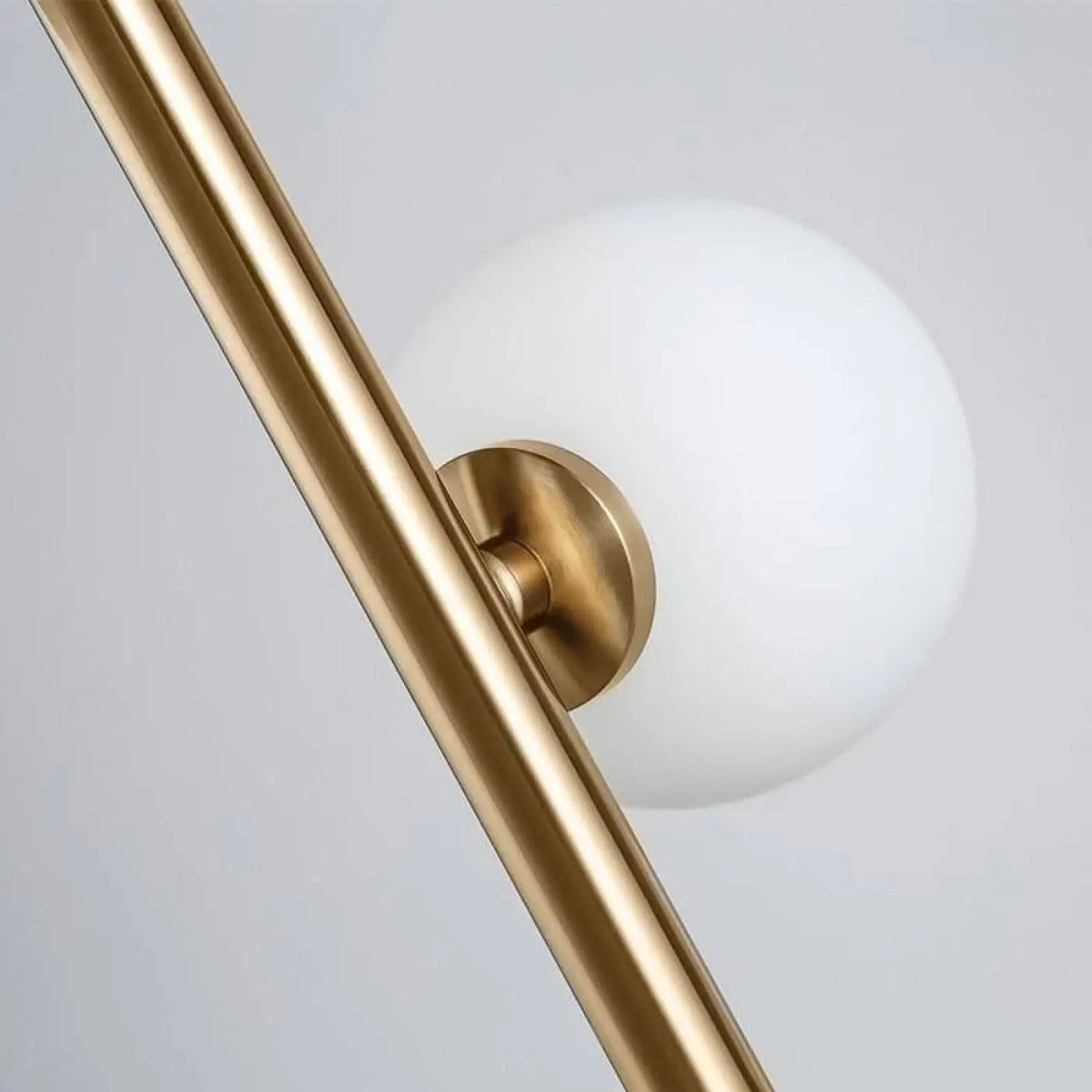 Lampadaire boule blanche sur pied élancé