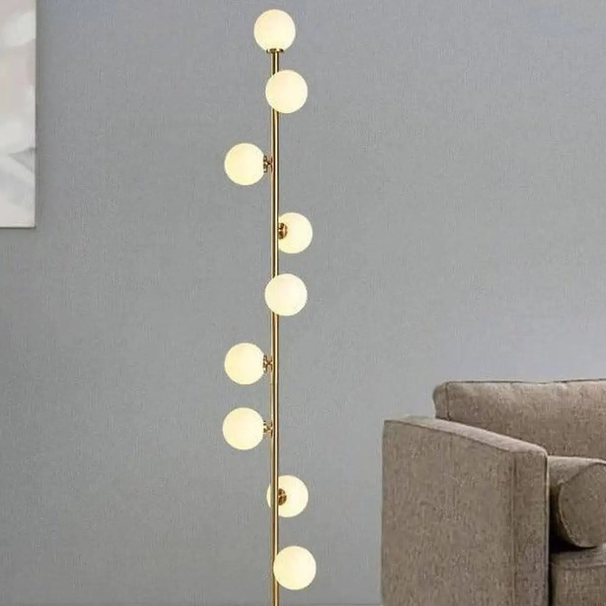 Lampadaire boule blanche sur pied élancé