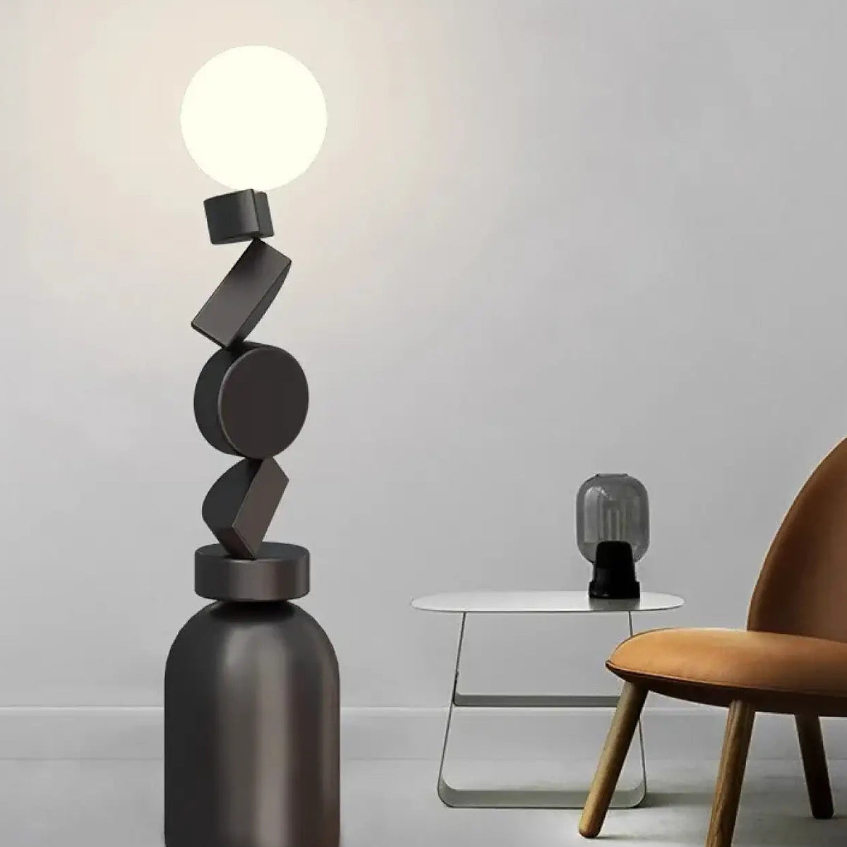Lampadaire contemporain sculptural à globe opalin