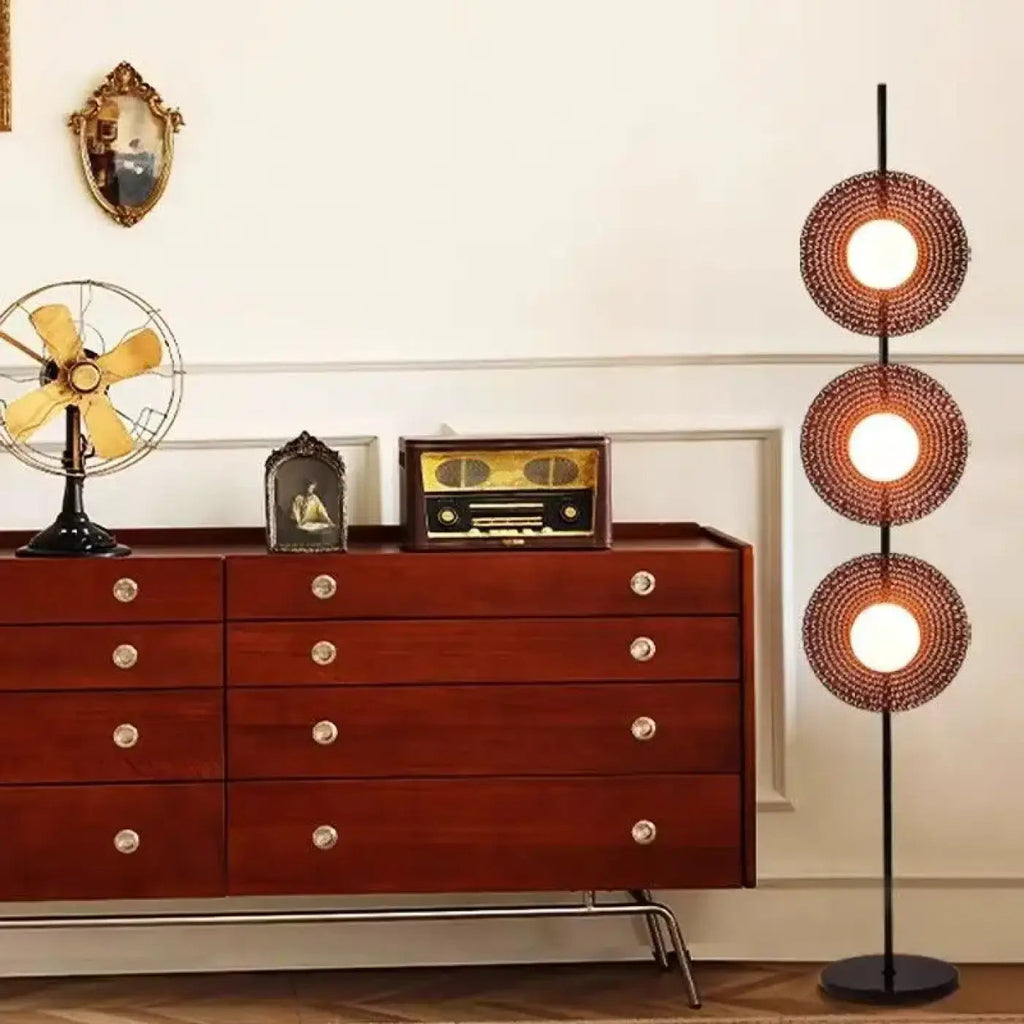 Lampadaire à trois modules lumineux superposés, marron ou orange